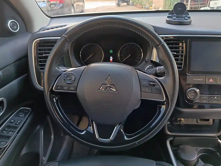 Mitsubishi Outlander — фото 15