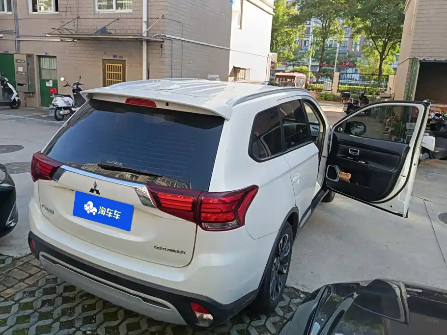 Mitsubishi Outlander — фото 3
