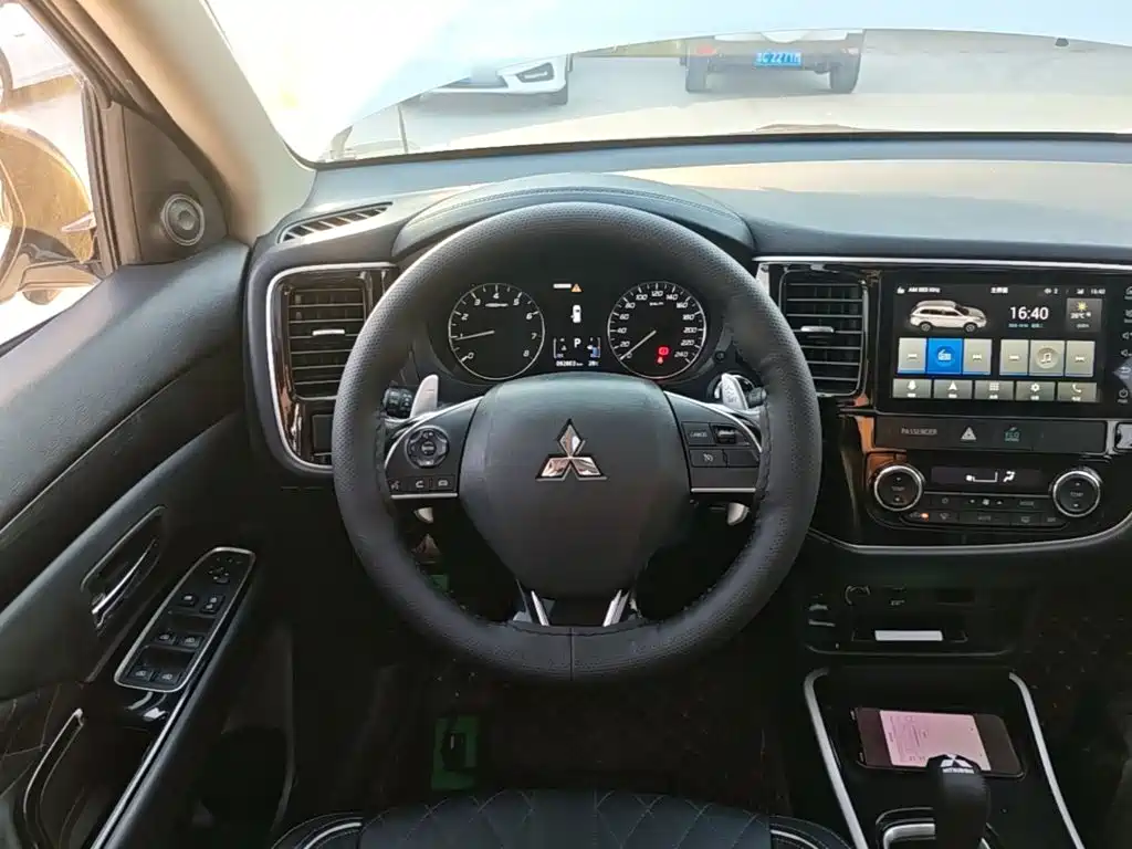 Mitsubishi Outlander — фото 11