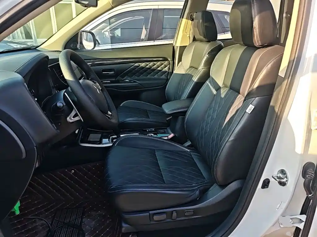 Mitsubishi Outlander — фото 15