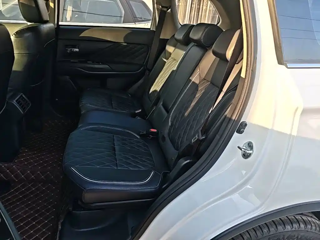 Mitsubishi Outlander — фото 17