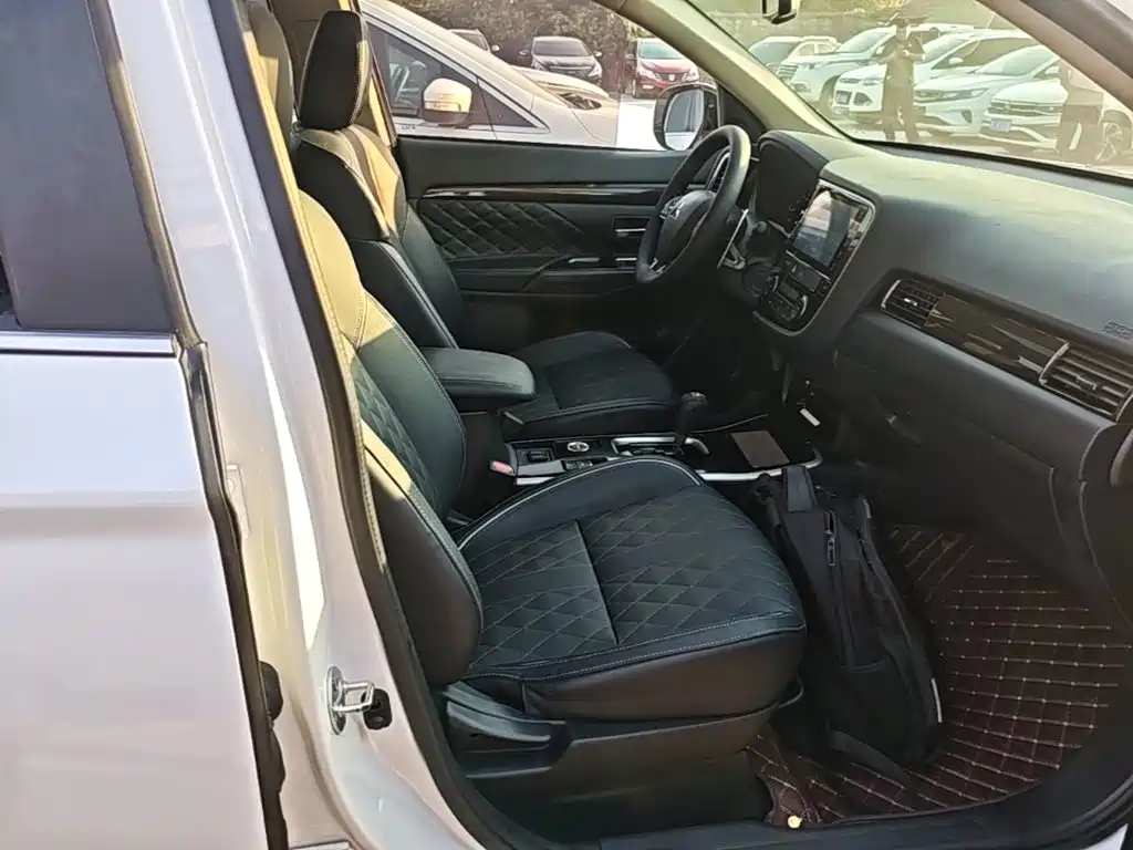 Mitsubishi Outlander — фото 25