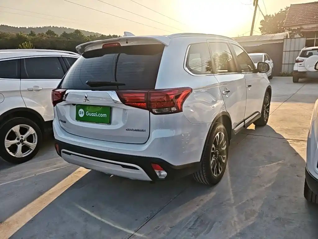 Mitsubishi Outlander — фото 7