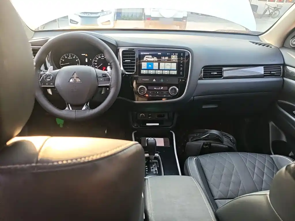 Mitsubishi Outlander — фото 10