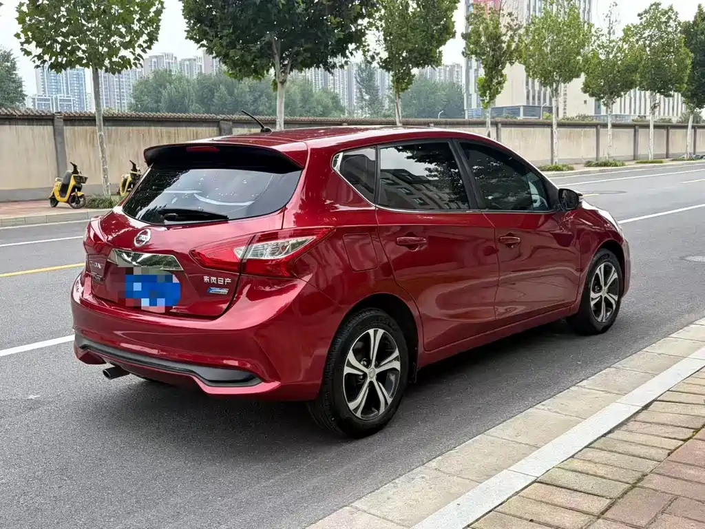 Nissan Tiida — фото 6
