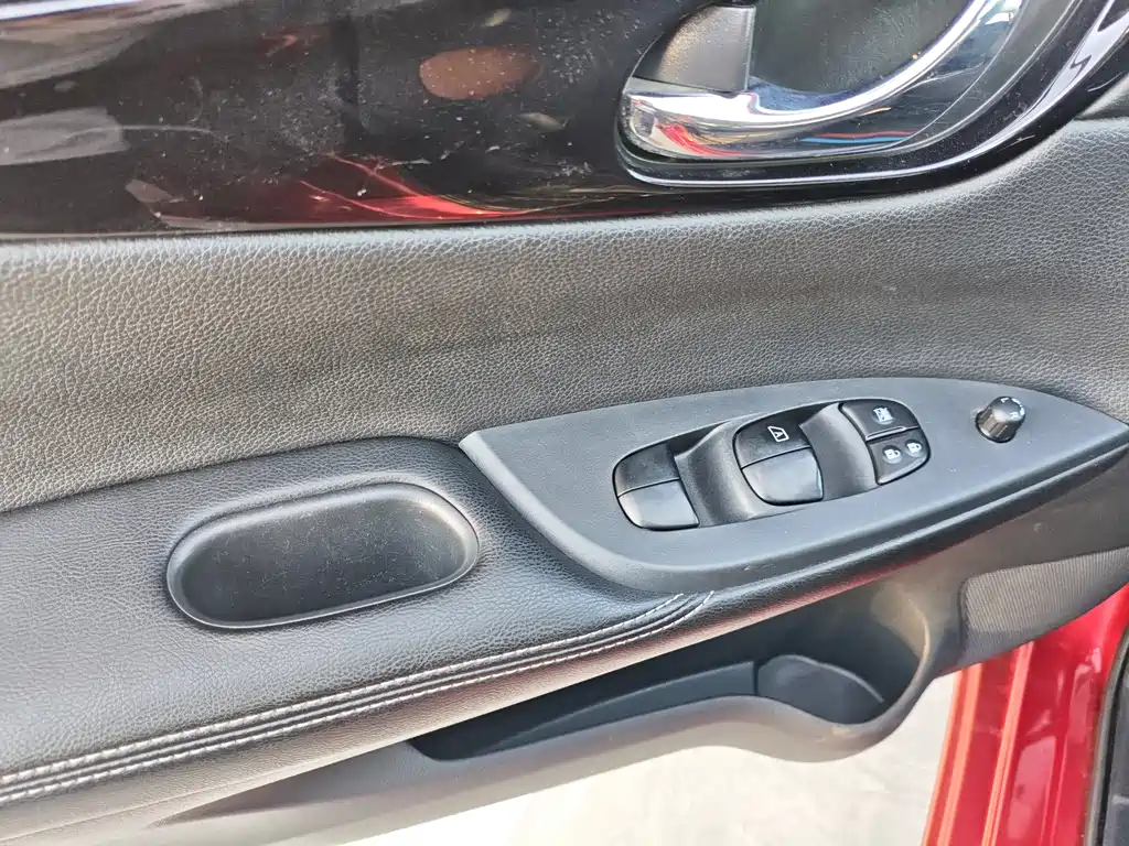 Nissan Tiida — фото 10