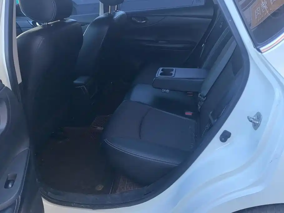 Nissan Tiida — фото 11