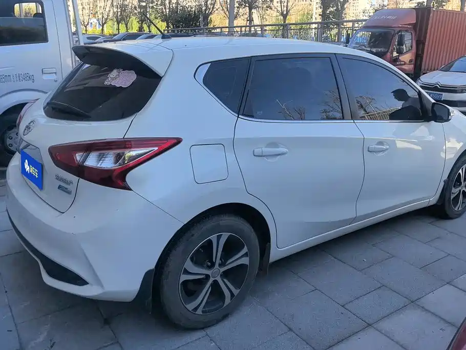 Nissan Tiida — фото 3
