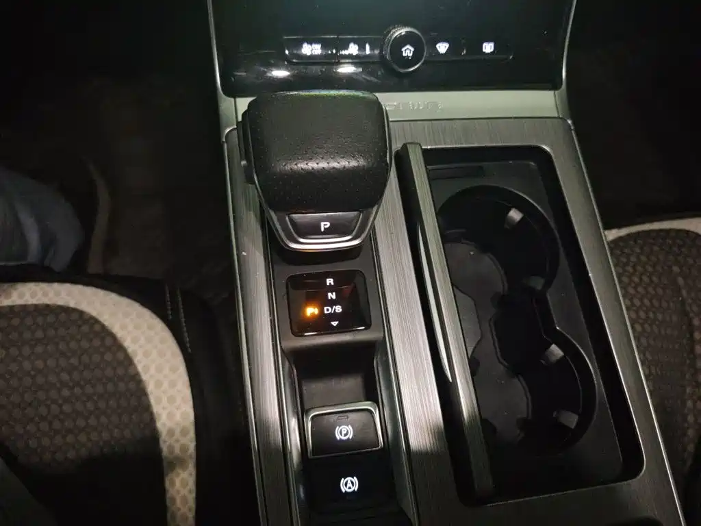 Roewe RX5 — фото 10