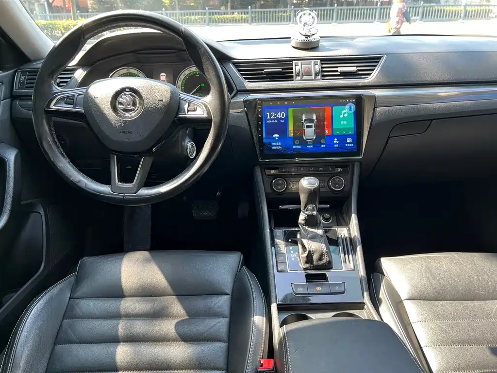 Skoda Superb — фото 11
