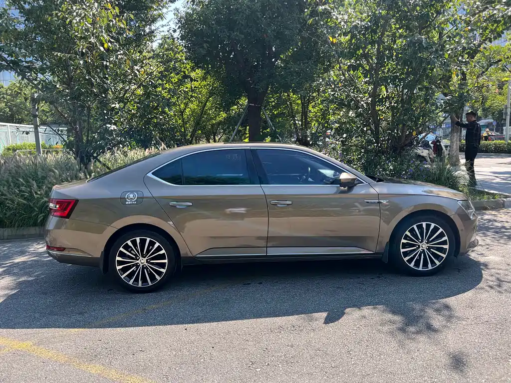 Skoda Superb — фото 4