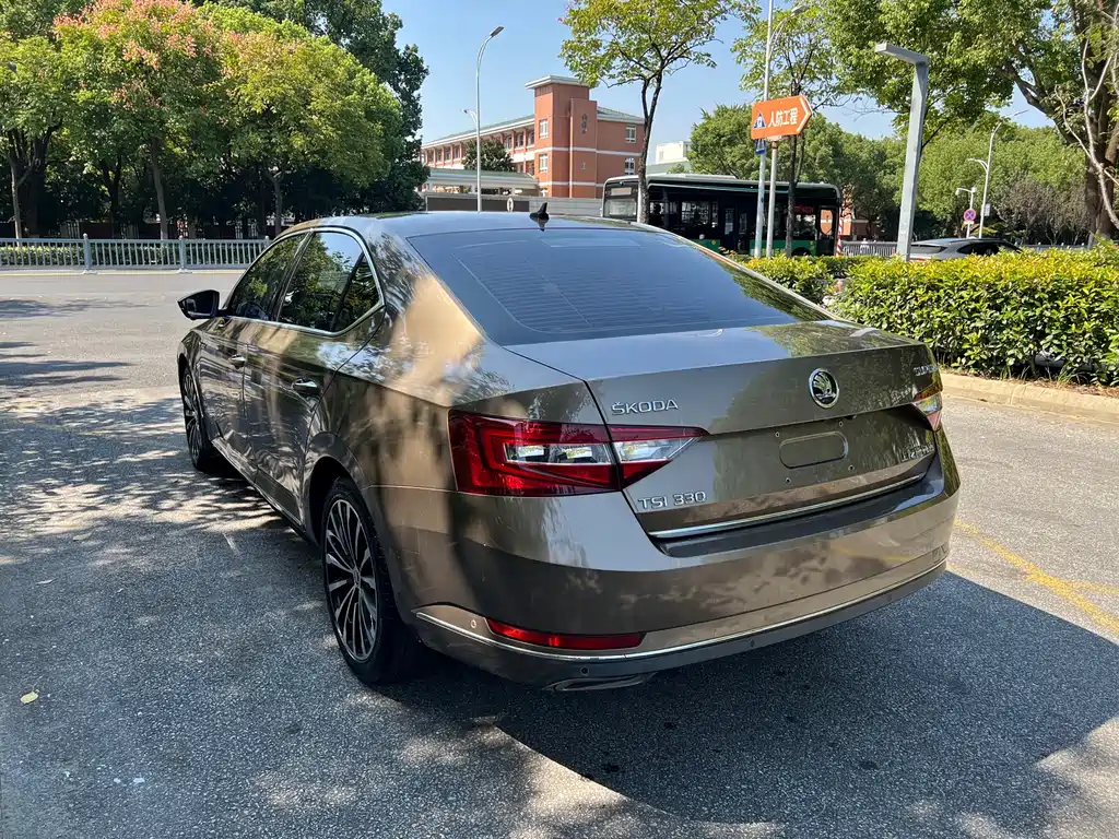 Skoda Superb — фото 5