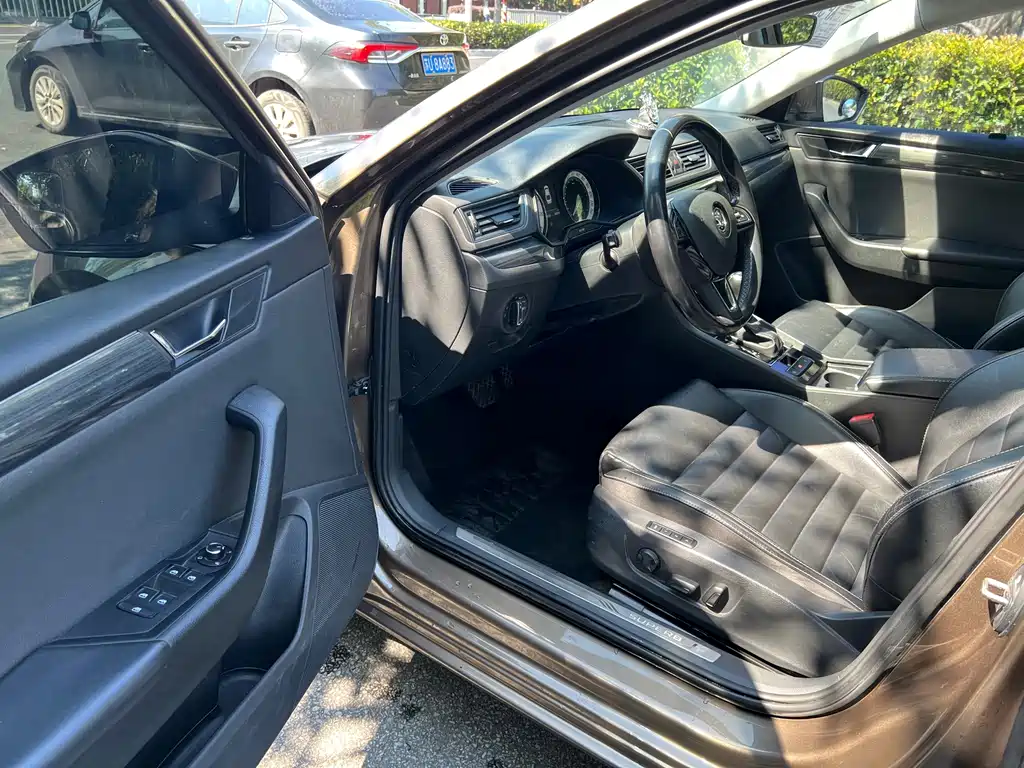 Skoda Superb — фото 8