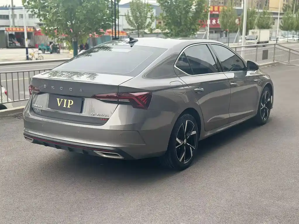 Skoda Octavia — фото 2