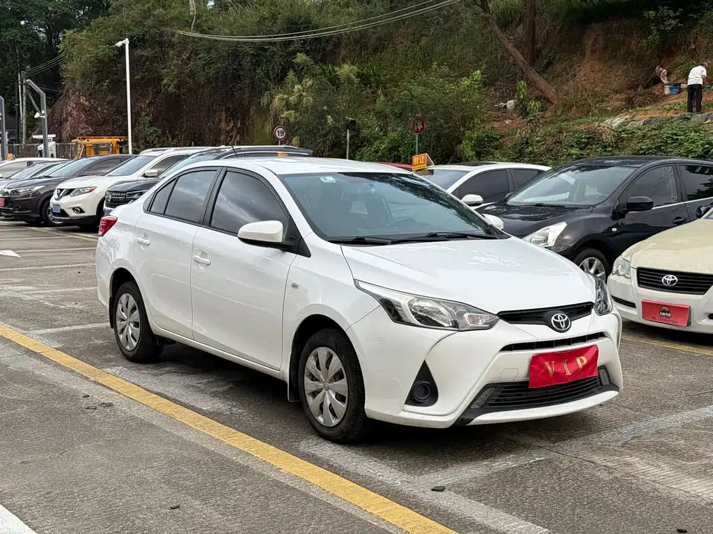 Toyota Yaris L — фото 3