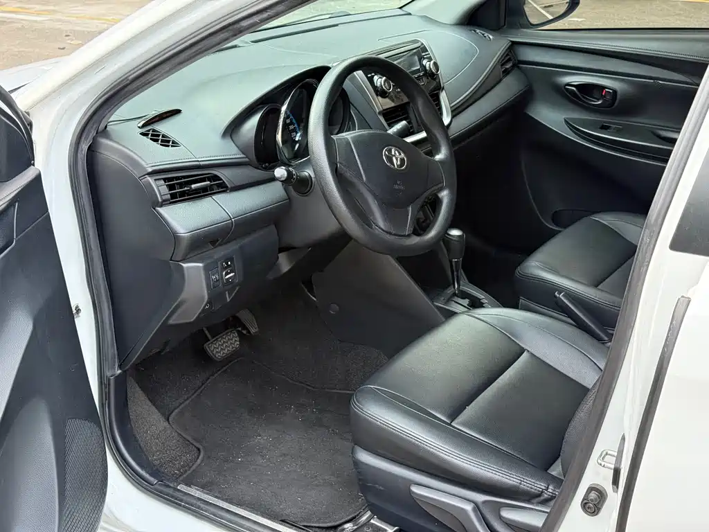 Toyota Yaris L — фото 4