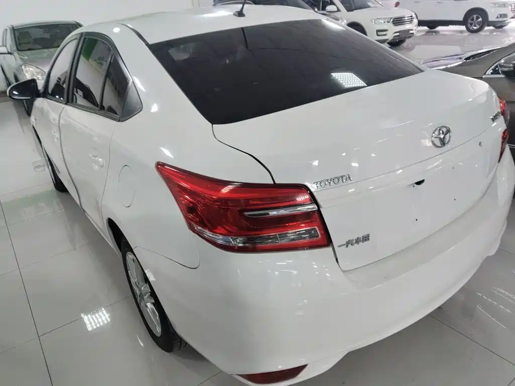 Toyota Vios — фото 5
