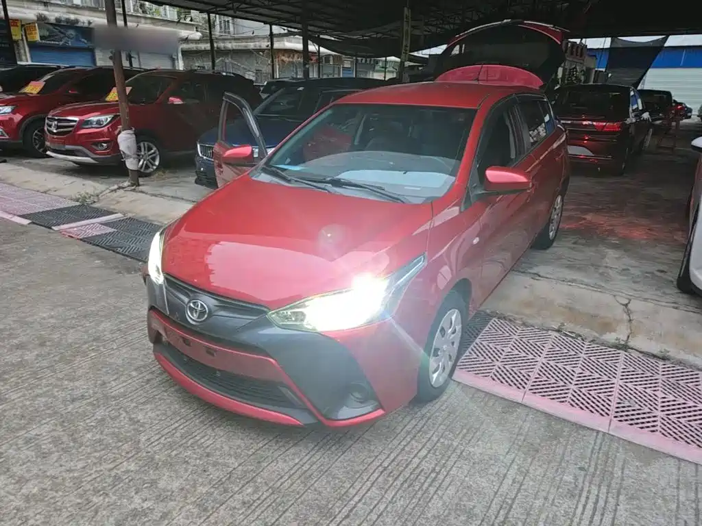 Toyota Yaris L — фото 2