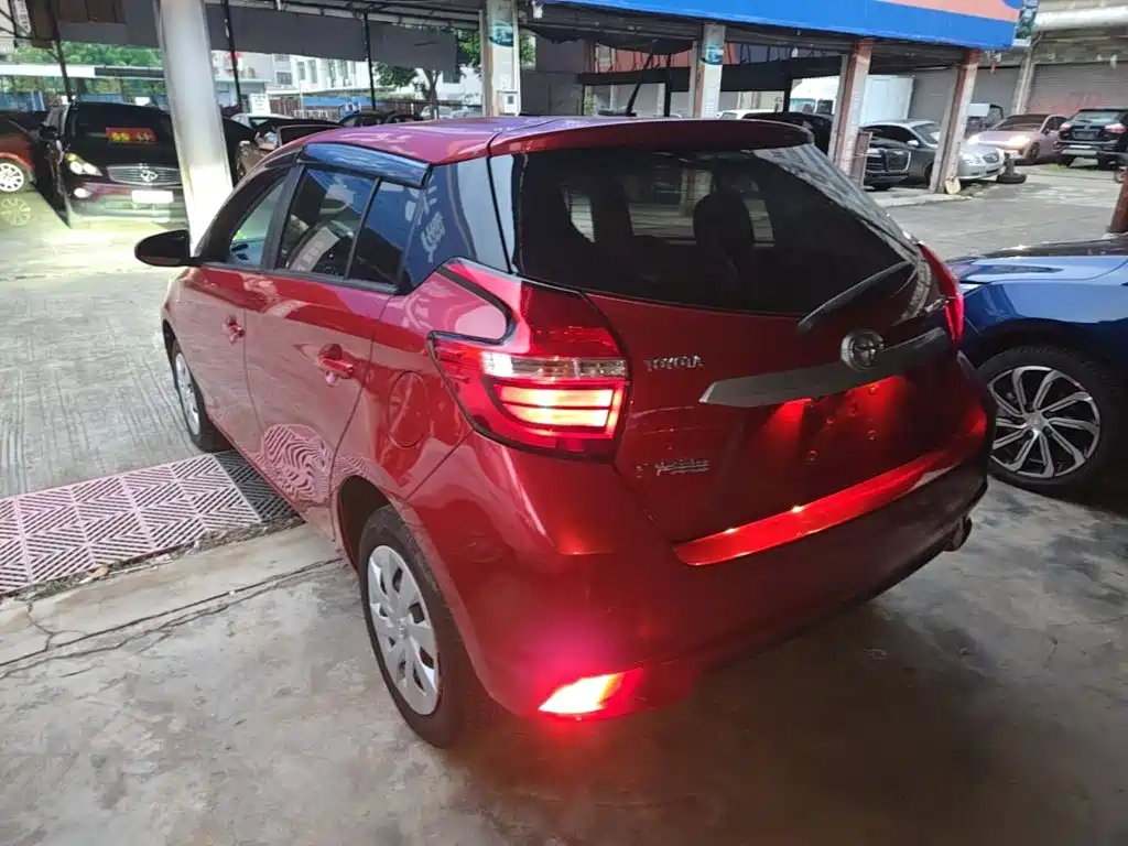 Toyota Yaris L — фото 5