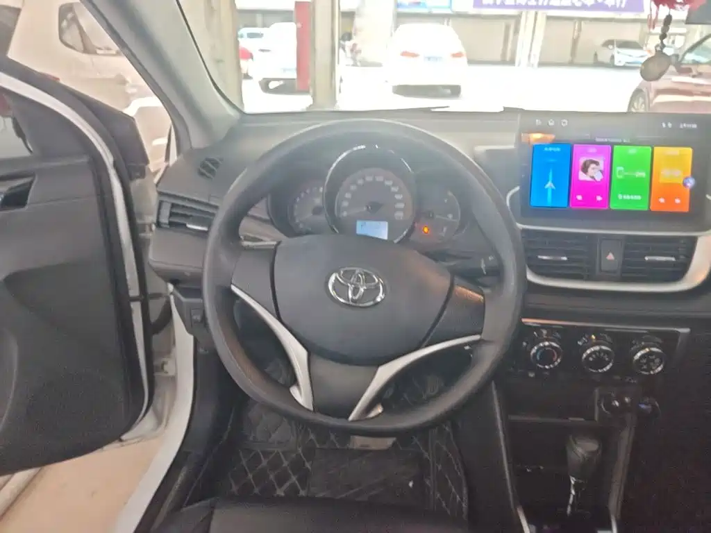 Toyota Yaris L — фото 11