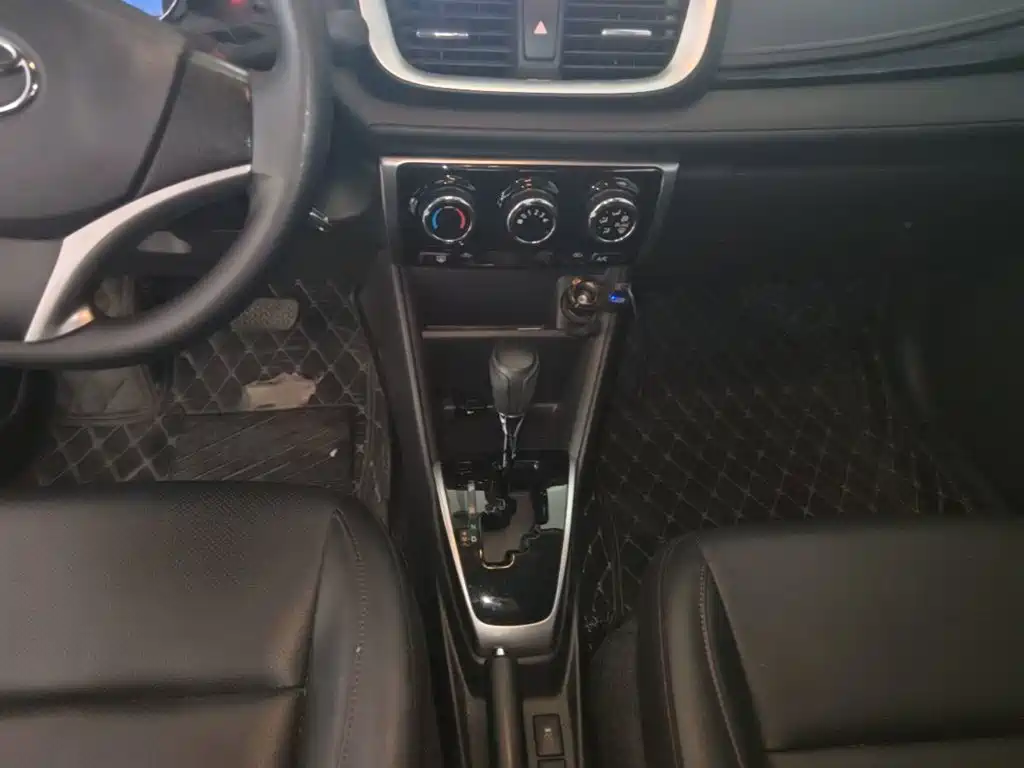 Toyota Yaris L — фото 14