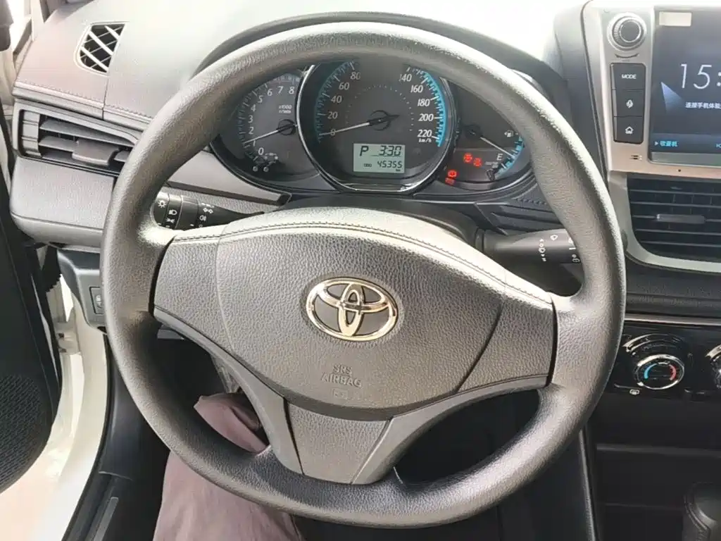 Toyota Yaris L — фото 11