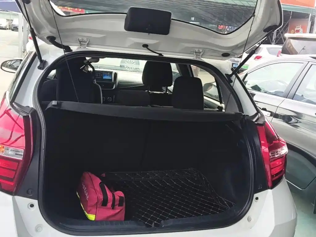 Toyota Yaris L — фото 19