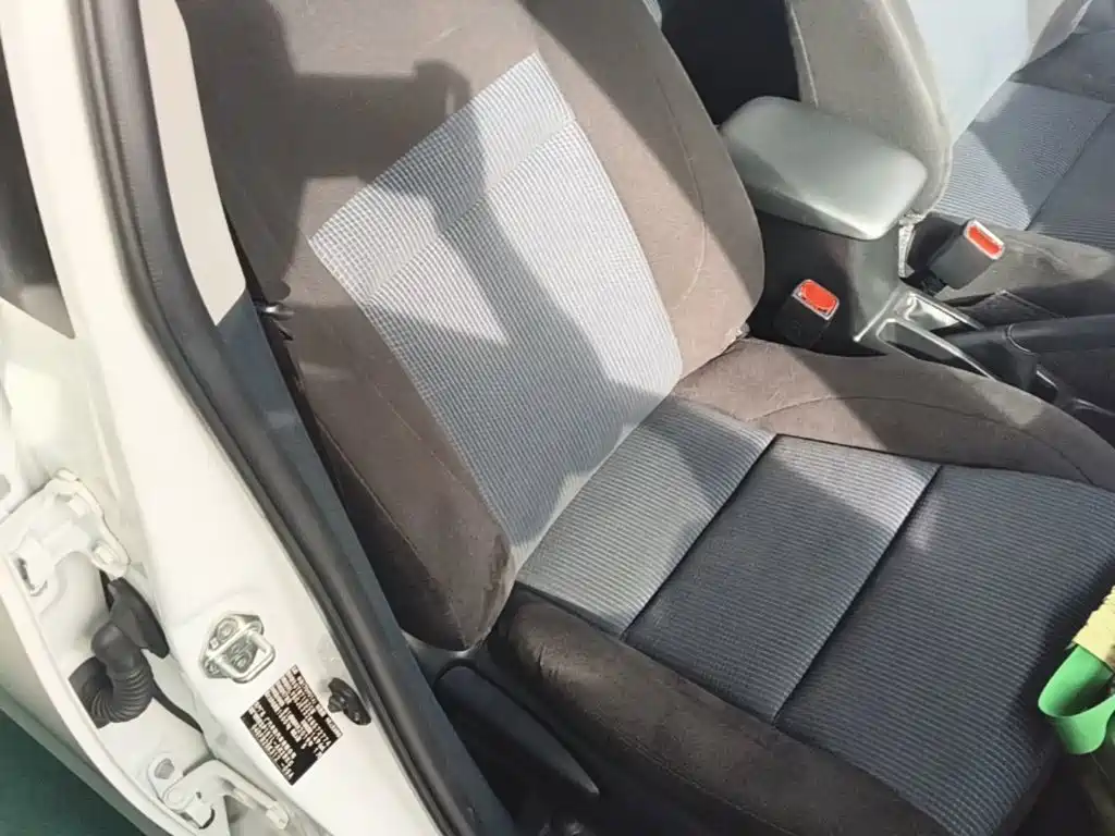 Toyota Yaris L — фото 25