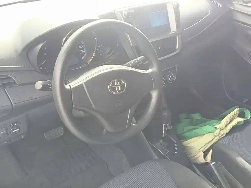 Toyota Yaris L — фото 10