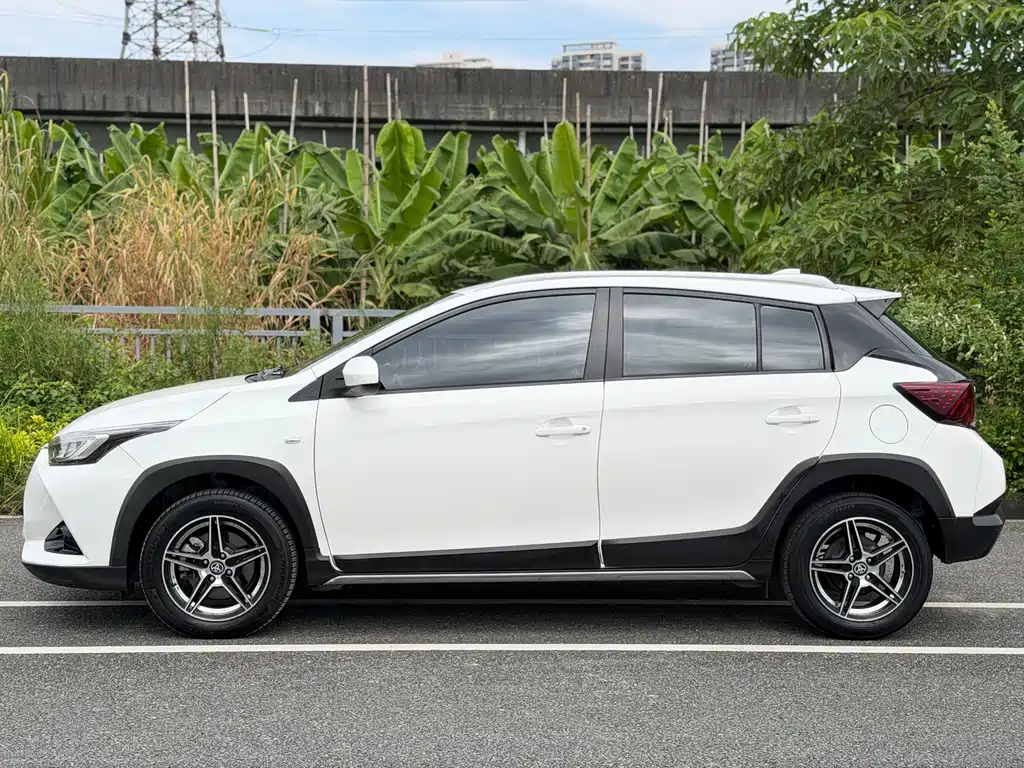 Toyota Yaris L — фото 3