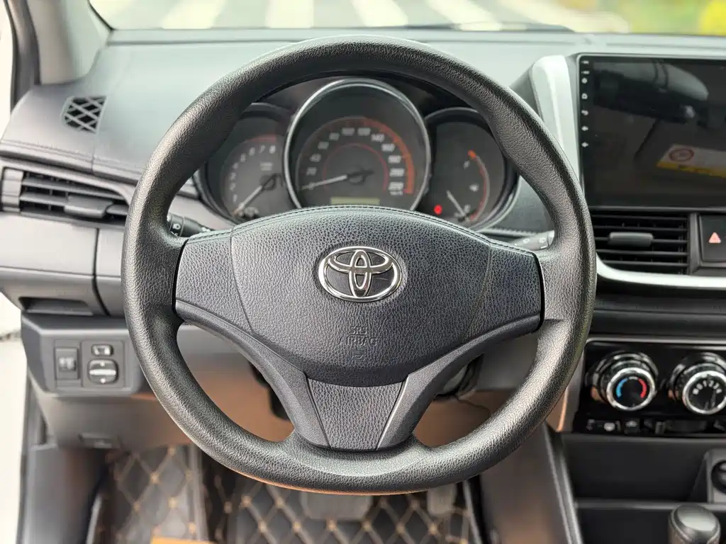 Toyota Yaris L — фото 7