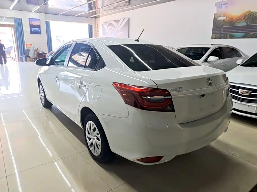 Toyota Vios — фото 5