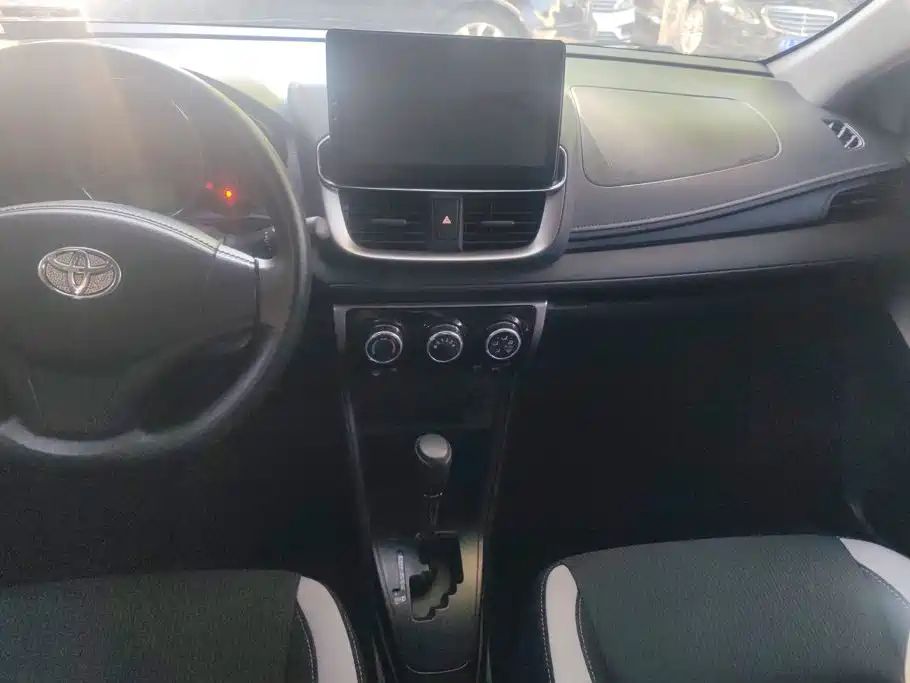 Toyota Yaris L — фото 13