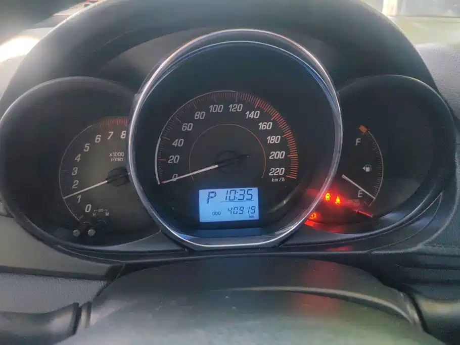 Toyota Yaris L — фото 14