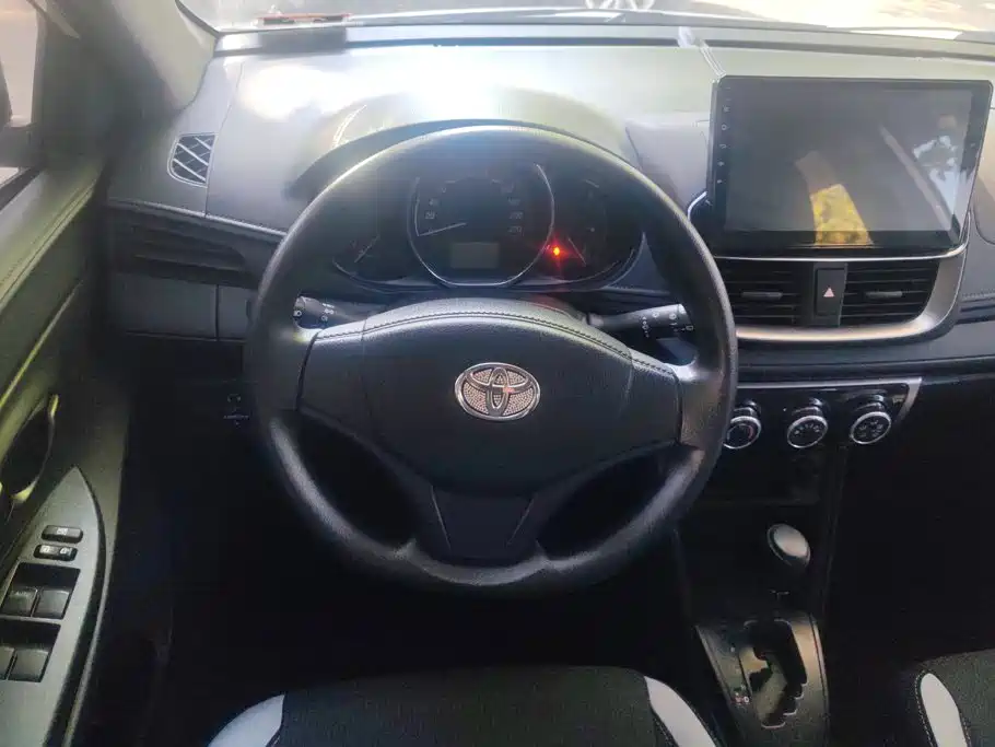 Toyota Yaris L — фото 15