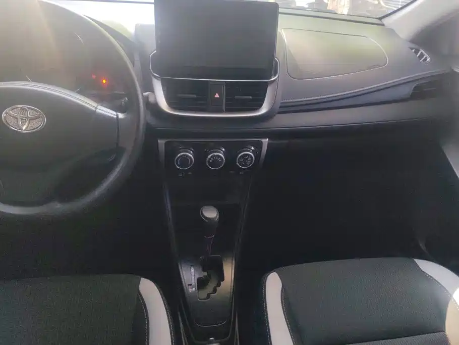 Toyota Yaris L — фото 16