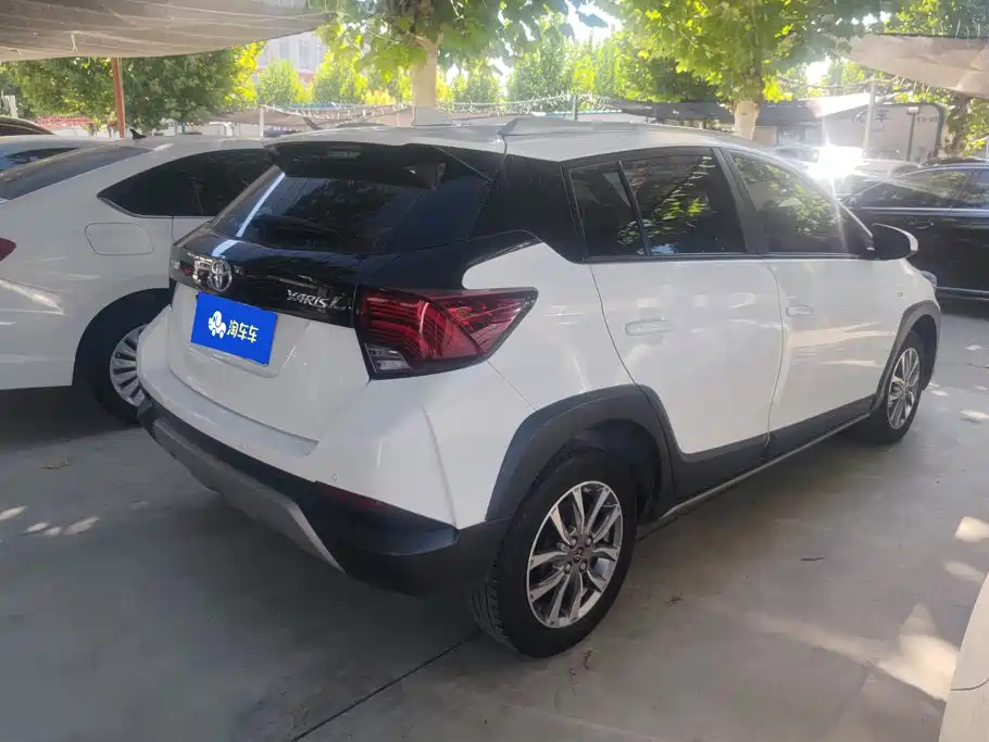 Toyota Yaris L — фото 3