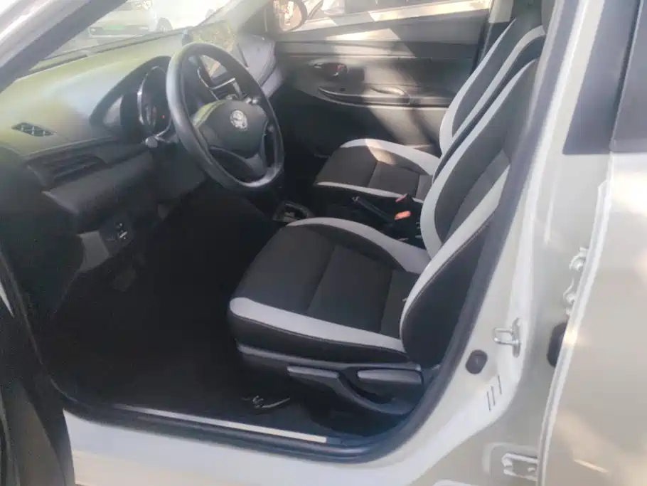 Toyota Yaris L — фото 9