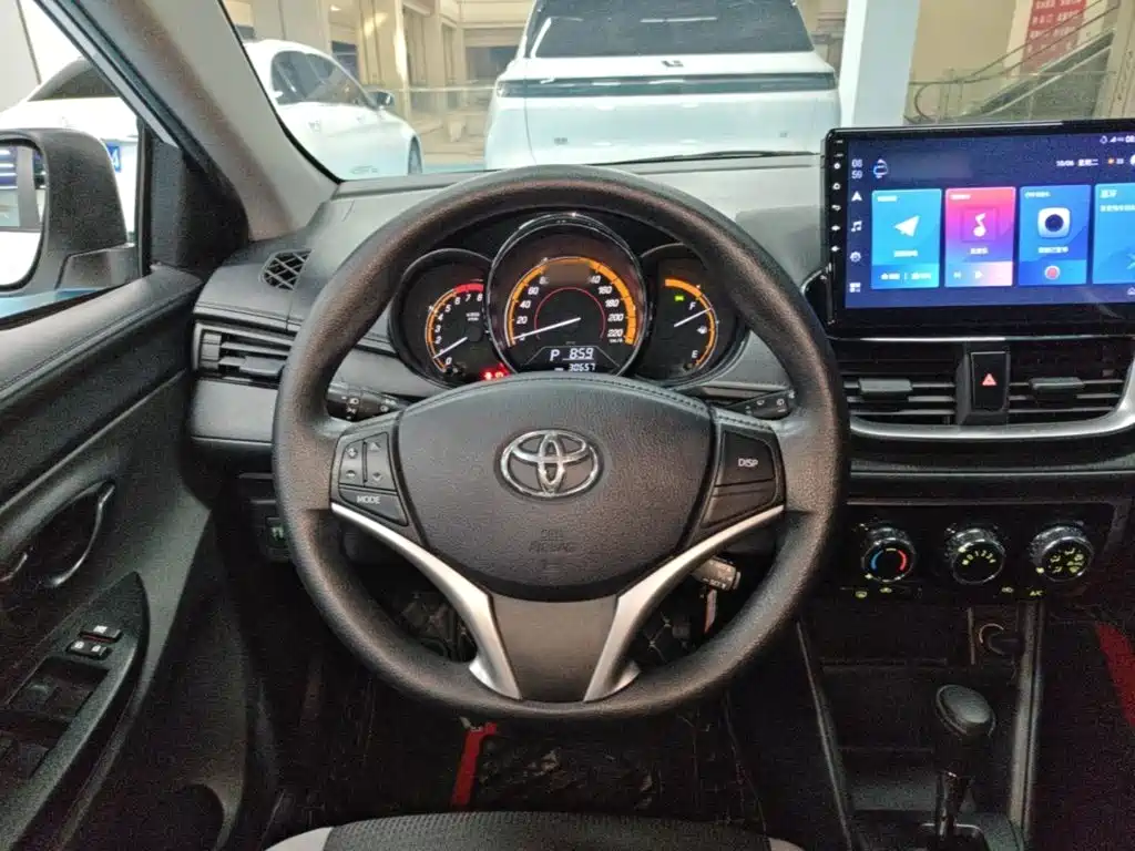 Toyota Yaris L — фото 11