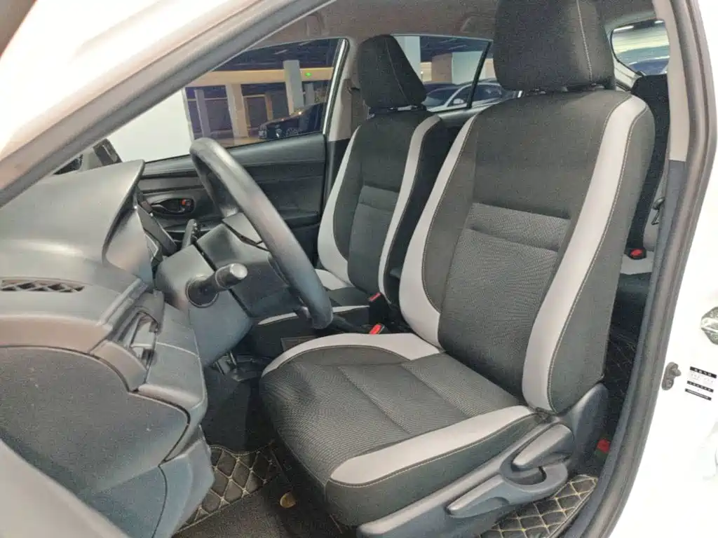 Toyota Yaris L — фото 15