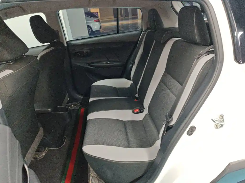 Toyota Yaris L — фото 17