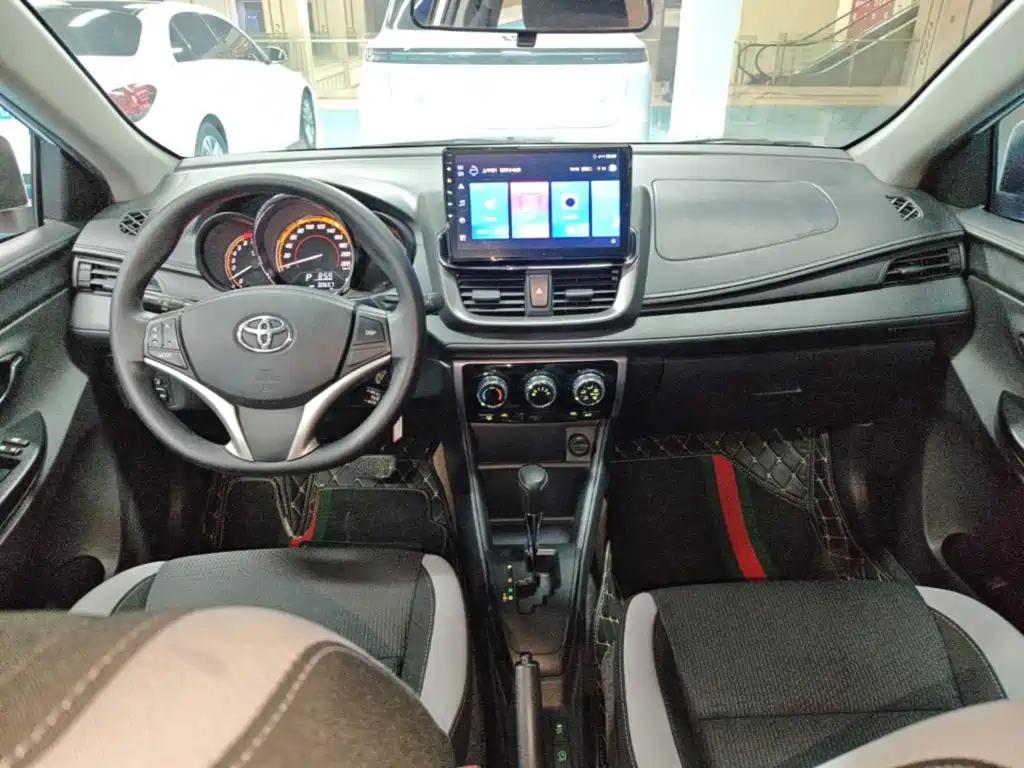 Toyota Yaris L — фото 10