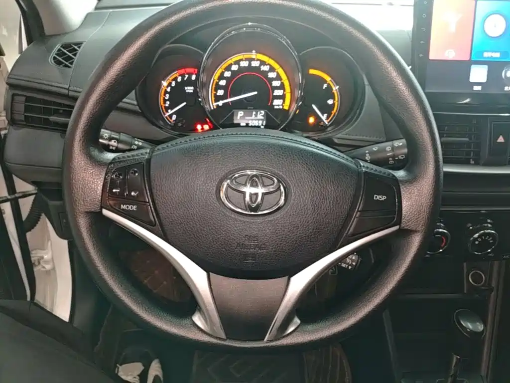 Toyota Yaris L — фото 11