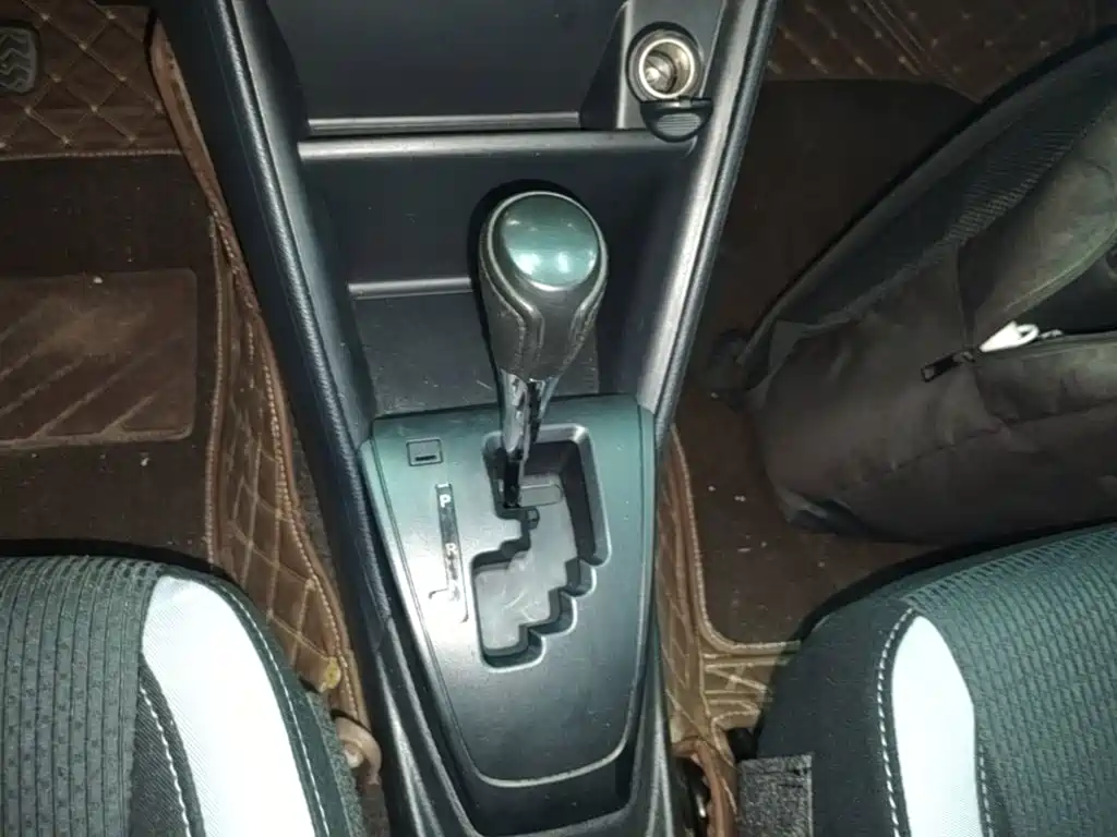 Toyota Yaris L — фото 14