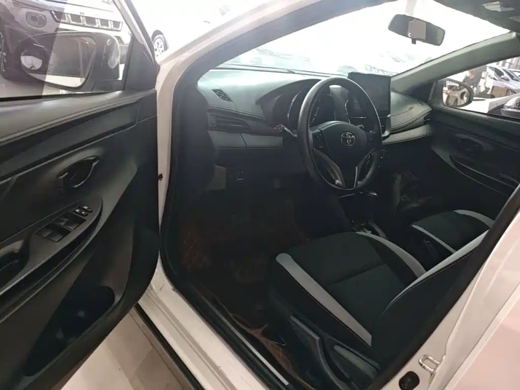Toyota Yaris L — фото 16