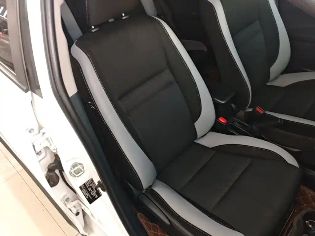 Toyota Yaris L — фото 25
