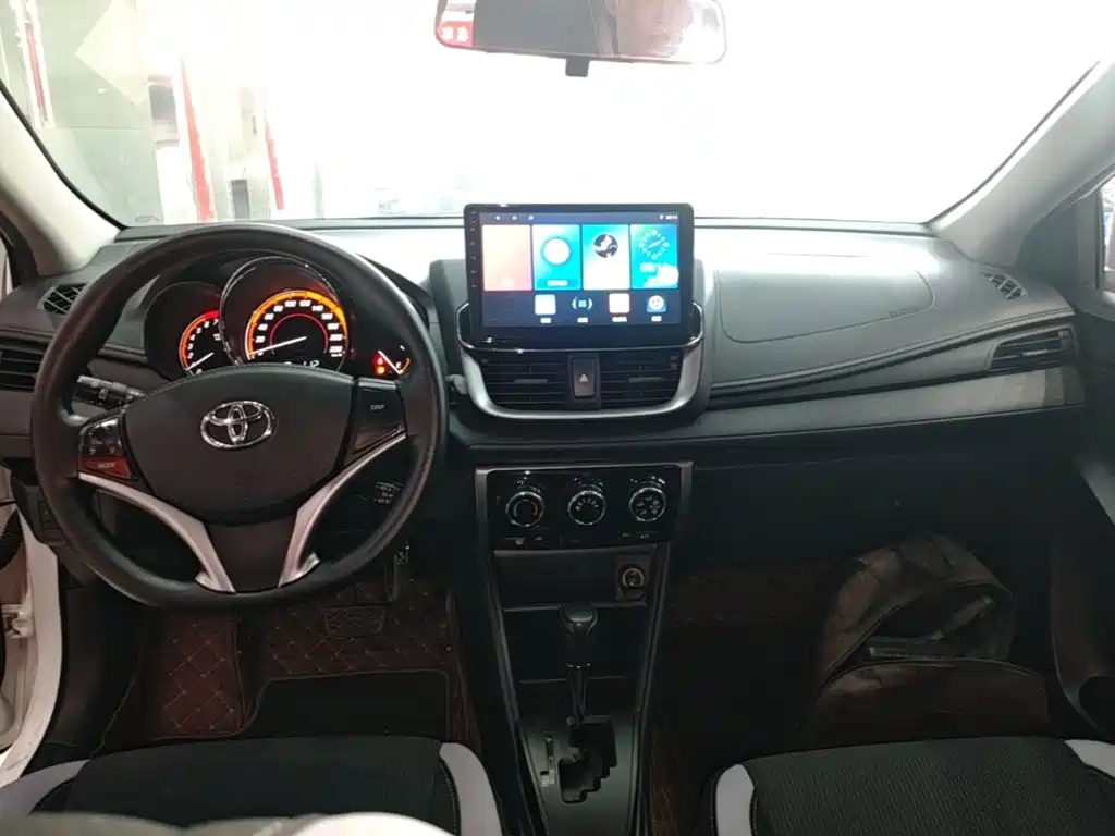 Toyota Yaris L — фото 10