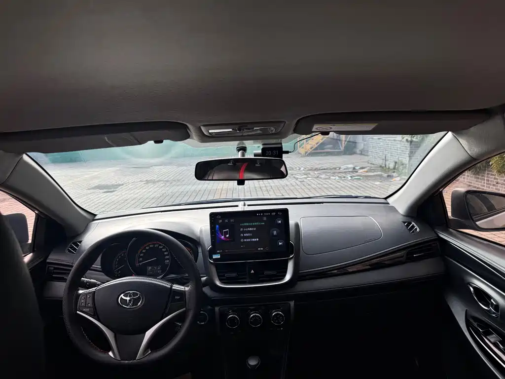 Toyota Yaris L — фото 4