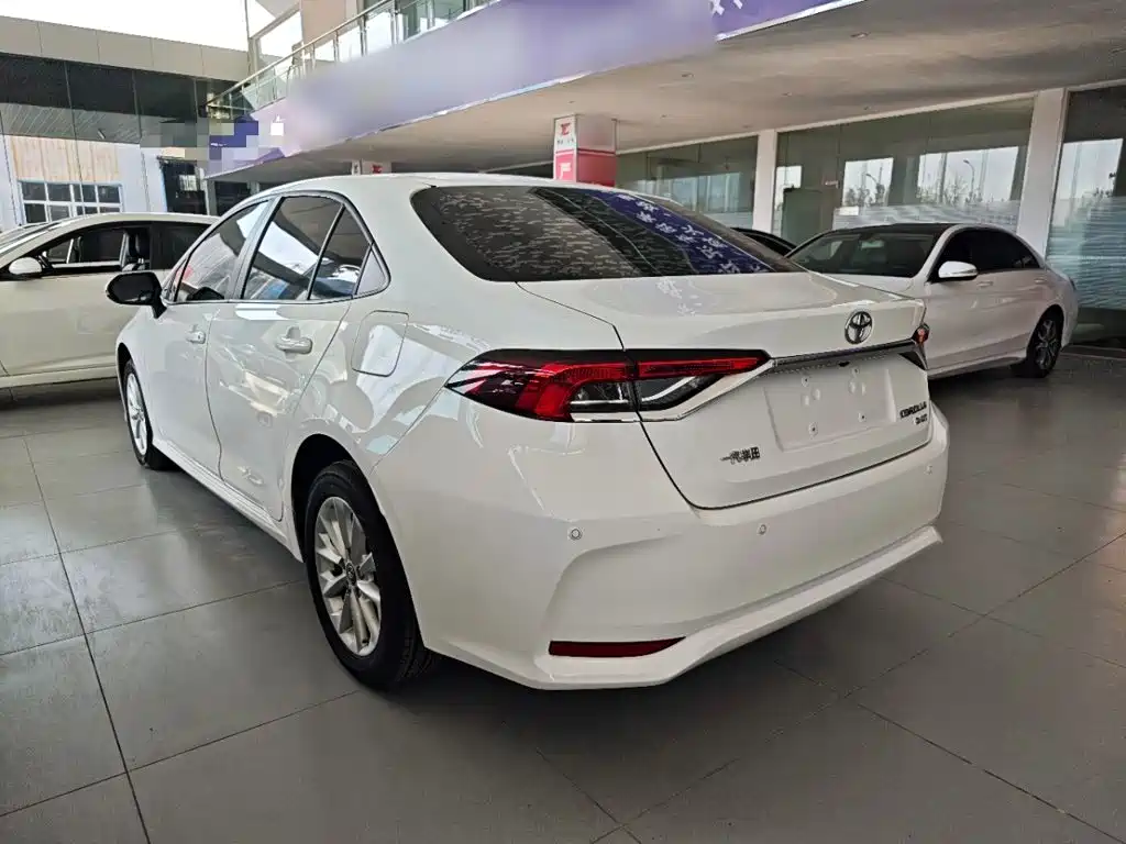 Toyota Corolla — фото 5