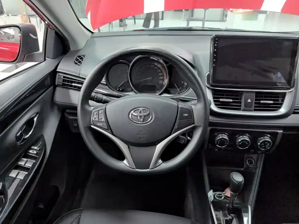 Toyota Yaris L — фото 11